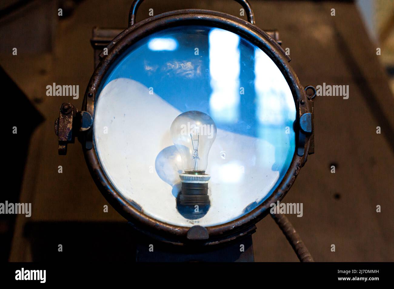 Fahrwerksstrahler mit Glühlampe einer alten Dampflokomotive. Stockfoto