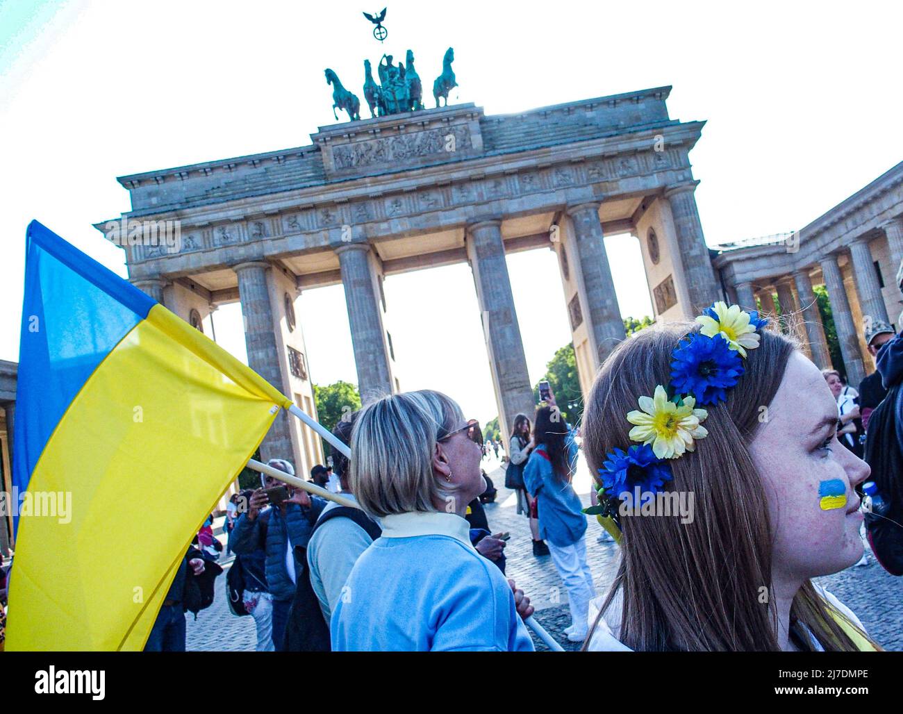 8. Mai 2022, Warschau, Warschau, Polen: Kasachisch und Kirgisistan Protest in Berlin am Brandenburger Tor am Vorabend der Russiaâ €™s Victory Day, 9. Mai Kennzeichnung des Endes des Zweiten Weltkriegs. In diesem Jahr werden aufgrund des unprovozierten Angriffs auf die Ukraine antirussische und prorussische Proteste erwartet. (Bild: © Bianca Otero/ZUMA Press Wire) Stockfoto