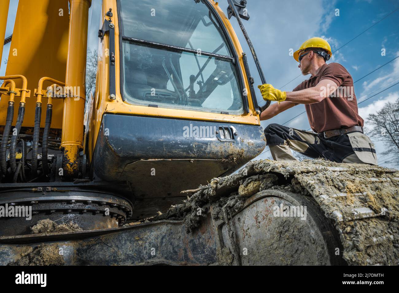 Kaukasischer professioneller Crawler Dozer Operator bei der Arbeit. Heavy Duty Baumaschinen Thema. Stockfoto