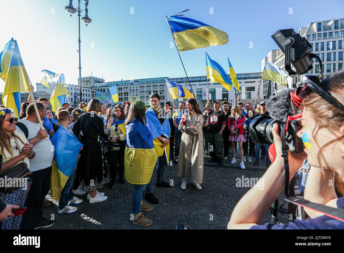 8. Mai 2022, Warschau, Warschau, Polen: Kasachisch und Kirgisistan Protest in Berlin am Brandenburger Tor am Vorabend der Russiaâ €™s Victory Day, 9. Mai Kennzeichnung des Endes des Zweiten Weltkriegs. In diesem Jahr werden aufgrund des unprovozierten Angriffs auf die Ukraine antirussische und prorussische Proteste erwartet. (Bild: © Bianca Otero/ZUMA Press Wire) Stockfoto