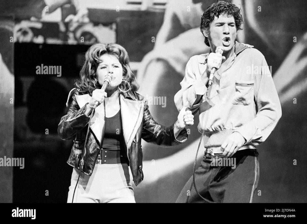 Stacey Gregg (Sandy Dumbrowski), Richard Gere (Danny Zuko) in GREASE am New London Theatre, London WC2 26/06/1973 Buch, Musik und Texte: Jim Jacobs & Warren Casey Bühnenbild: Douglas W. Schmidt Kostüme: Carrie F. Robbins Beleuchtung: Robert Ornbo Choreographie: Patricia Birch Regie: Tom Moore Stockfoto