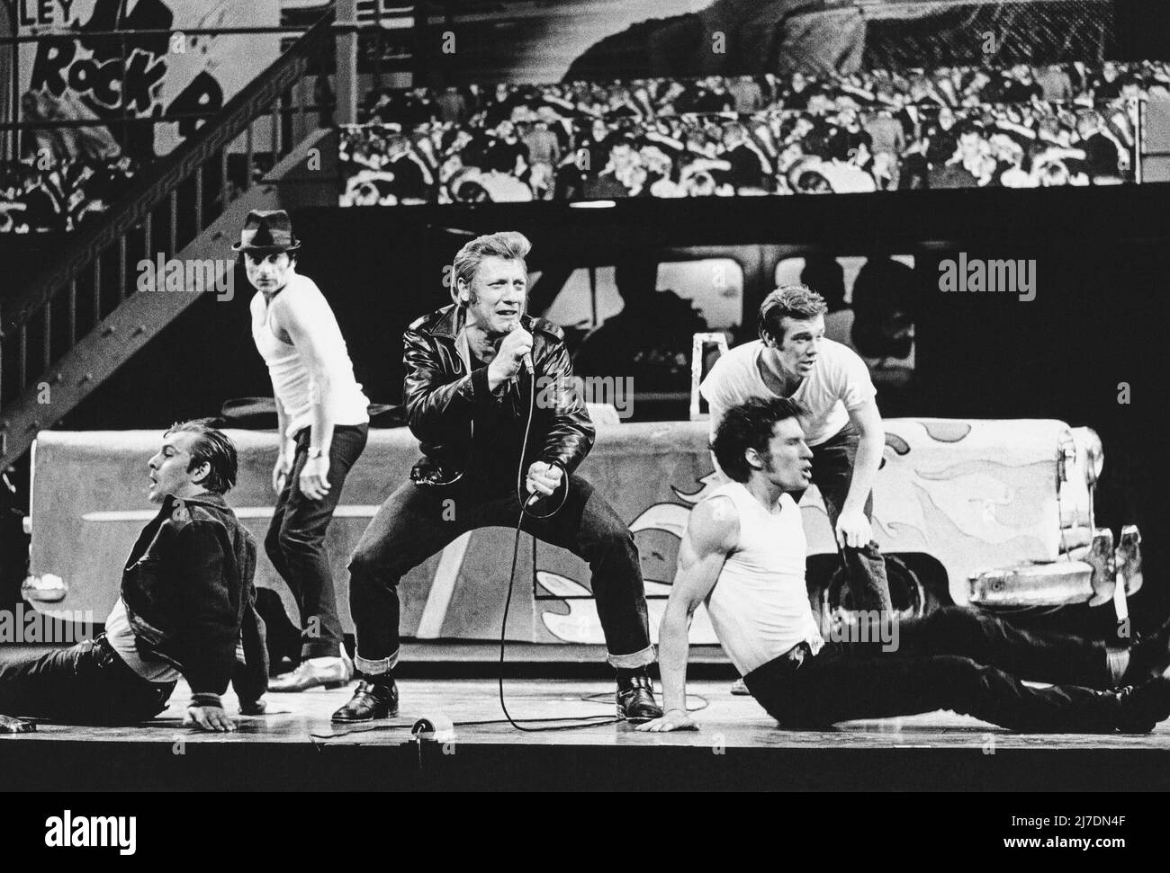 Vorne rechts: Richard Gere (Danny Zuko) in GREASE im New London Theatre, London WC2 26/06/1973 Buch, Musik & Texte: Jim Jacobs & Warren Casey Bühnenbild: Douglas W. Schmidt Kostüme: Carrie F. Robbins Beleuchtung: Robert Ornbo Choreographie: Patricia Birch Regie: Tom Moore Stockfoto