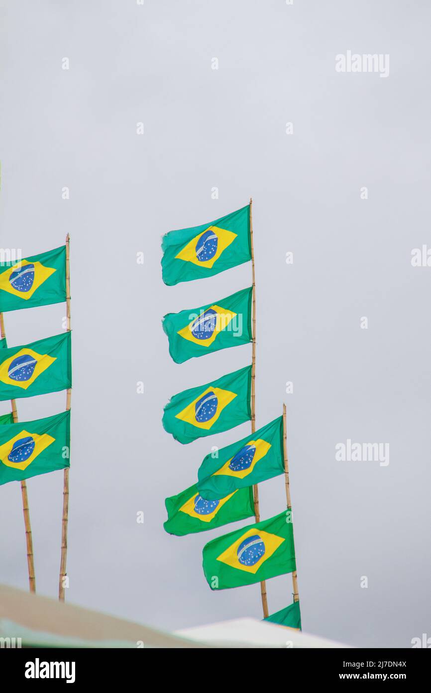 Brasilianische Flaggen im Freien am Strand von Codaba in Rio de Janeiro. Stockfoto