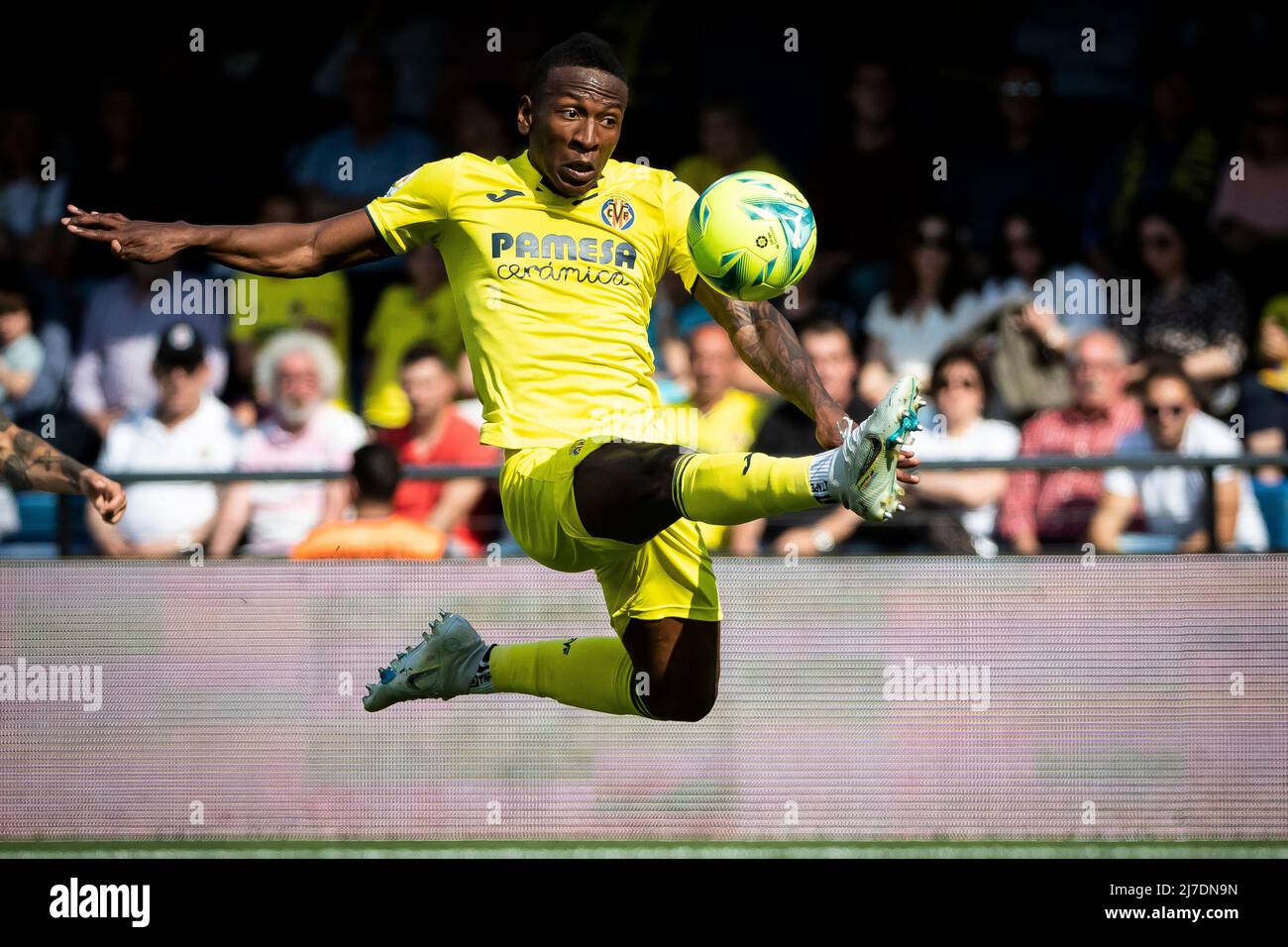 Villarreal, Spanien, 8. Mai 2022. Villarreals Pervis Estupinan beim Spiel in der La Liga zwischen Villarreal cf und Sevilla FC. Foto von Jose Miguel Fernandez /Alamy Live News ) Stockfoto