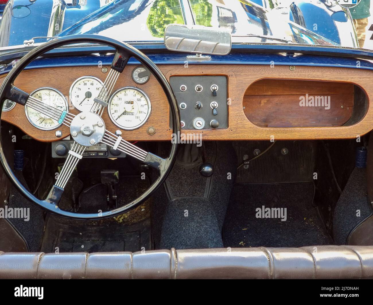 Oldtimer-Armaturenbrett aus Holz eines alten Autos Stockfoto
