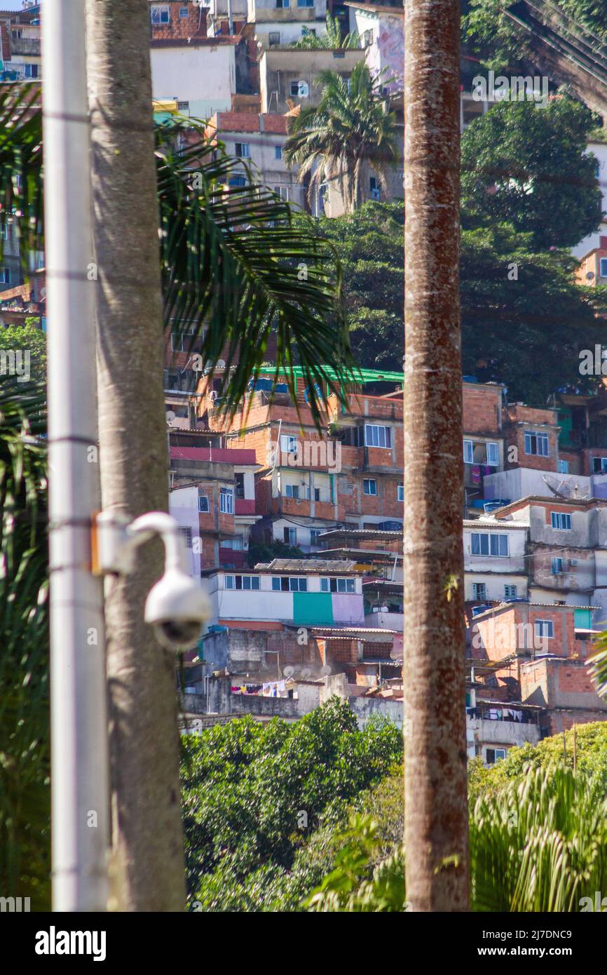 Santa Marta Favela vom Botafogo-Viertel in Rio de Janeiro aus gesehen. Stockfoto