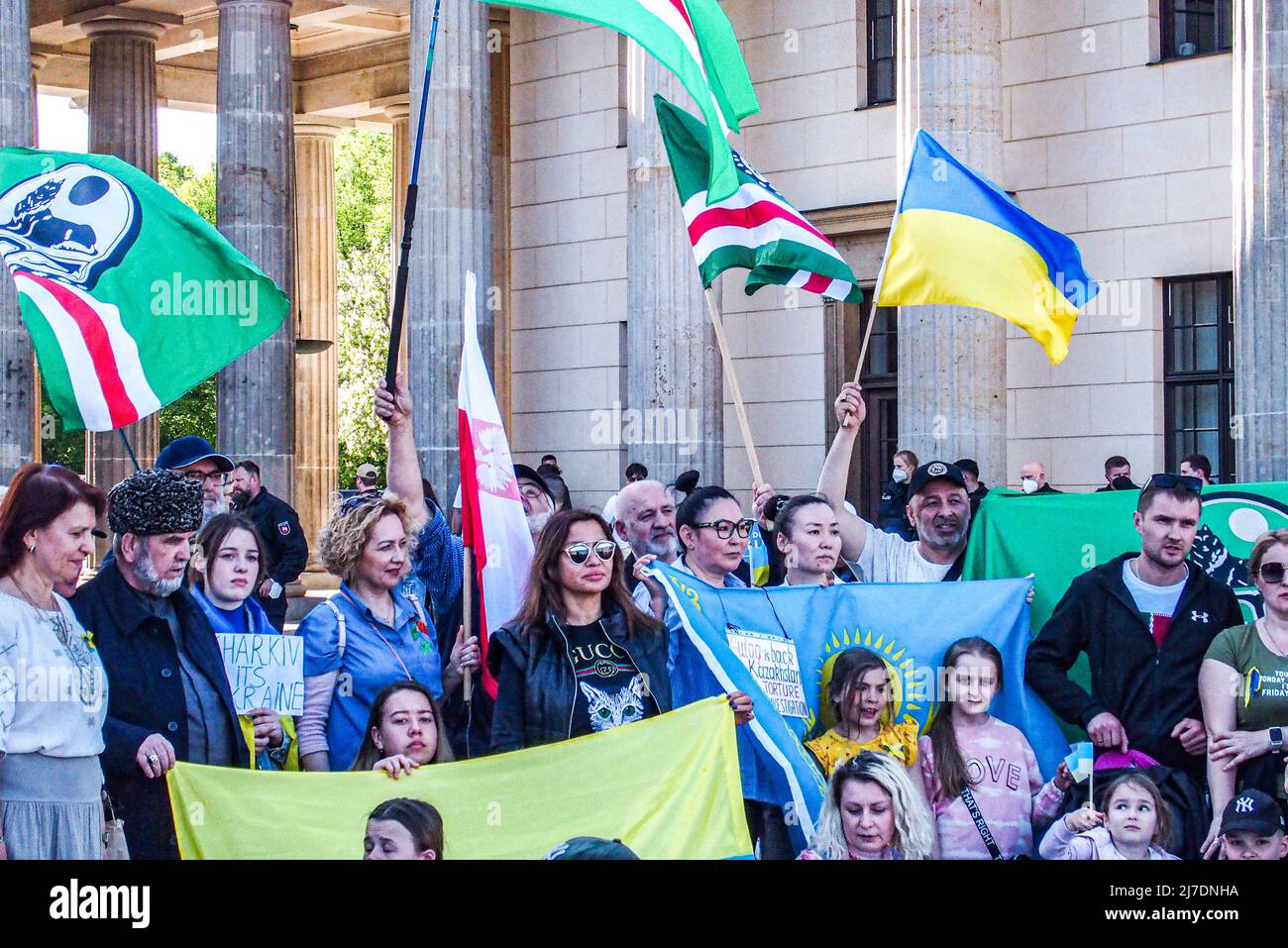 8. Mai 2022, Warschau, Warschau, Polen: Kasachisch und Kirgisistan Protest in Berlin am Brandenburger Tor am Vorabend der Russiaâ €™s Victory Day, 9. Mai Kennzeichnung des Endes des Zweiten Weltkriegs. In diesem Jahr werden aufgrund des unprovozierten Angriffs auf die Ukraine antirussische und prorussische Proteste erwartet. (Bild: © Bianca Otero/ZUMA Press Wire) Stockfoto