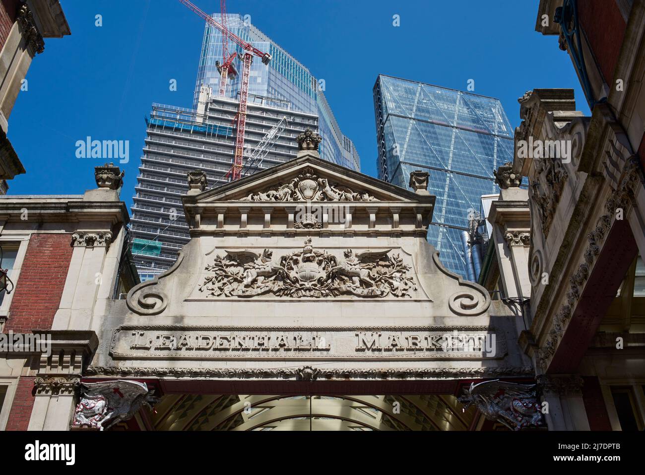 Der Eingang zum Leadenhall Market in der City of London, Großbritannien, mit neuen Büroblöcken im Hintergrund Stockfoto