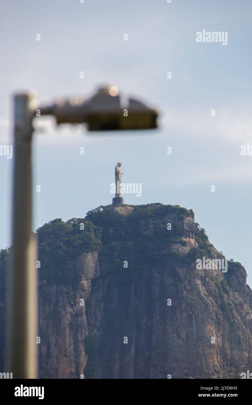 Christus der Erlöser in Rio de Janeiro, Brasilien - 12. April 2022: Christus der Erlöser von der Lagune Rodrigo de Freitas in Rio de Janeiro aus gesehen. Stockfoto