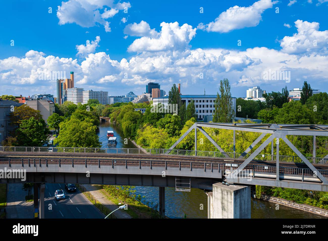 Städtische Infrastruktur und Verkehrswege. Stadtlandschaft. Berlin, Deutschland - 05.17.2019 Stockfoto