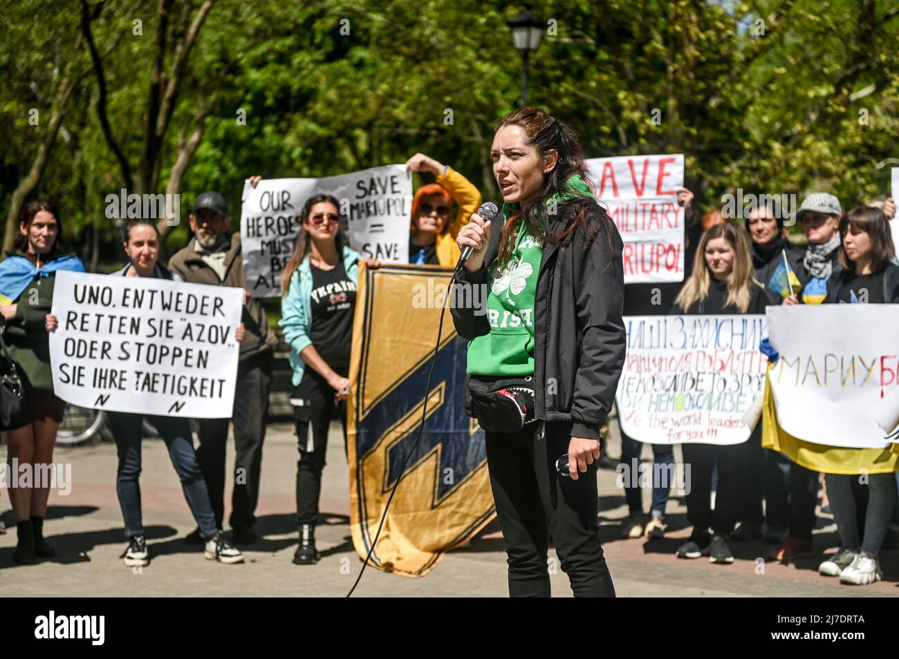 Nicht exklusiv: SAPORISCHSCHSCHJA, UKRAINE - 7. MAI 2022 - Demonstranten rufen die globale Gemeinschaft auf, bei der Evakuierung ukrainischer Verteidiger aus zu helfen Stockfoto