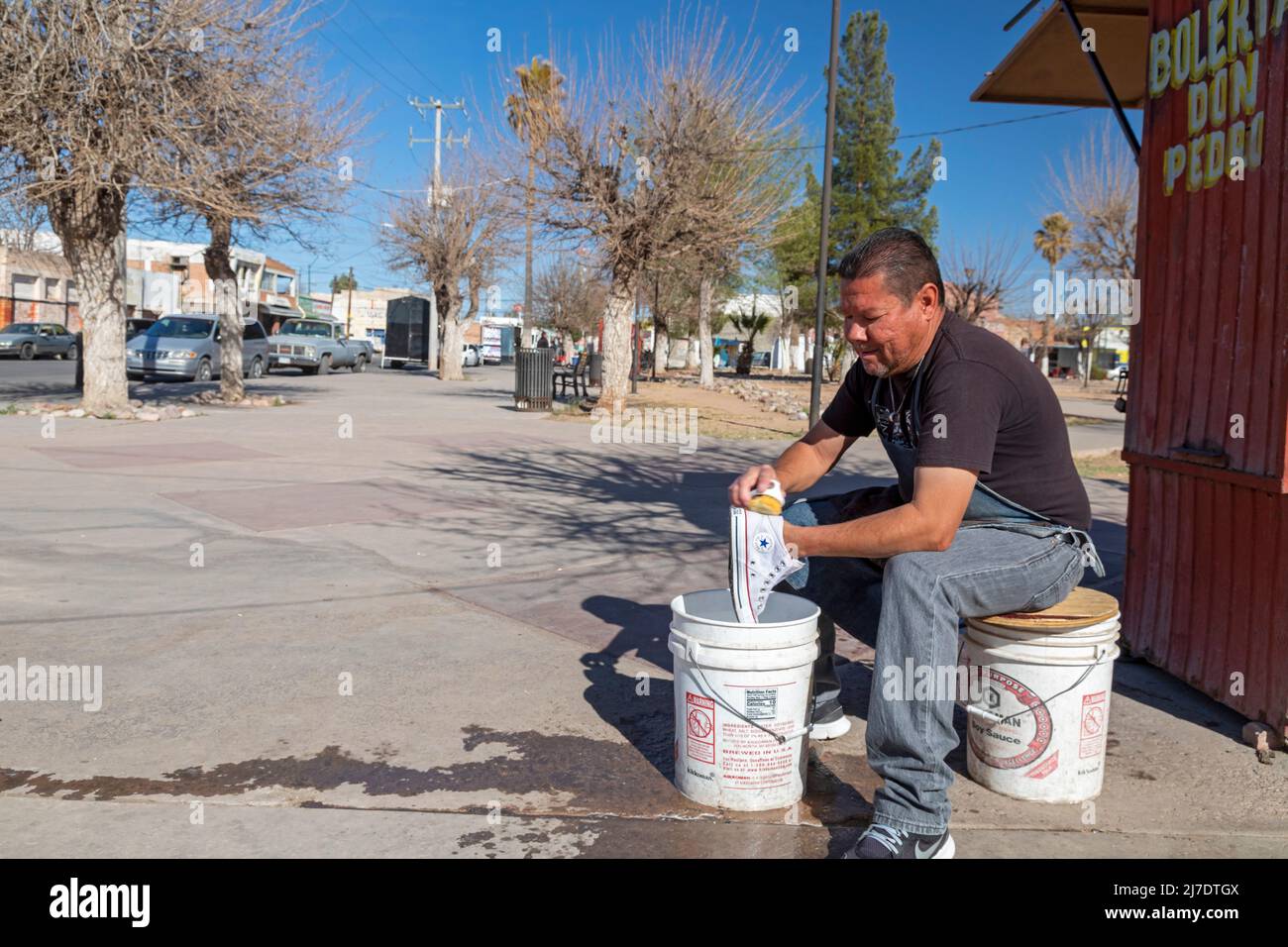 Agua Prieta, Mexiko - Ein Mann wäscht ein Paar Converse Chuck Taylor All-Star-Schuhe im Bolería Don Pedro, einem schuhputzladen, von Hand. Stockfoto