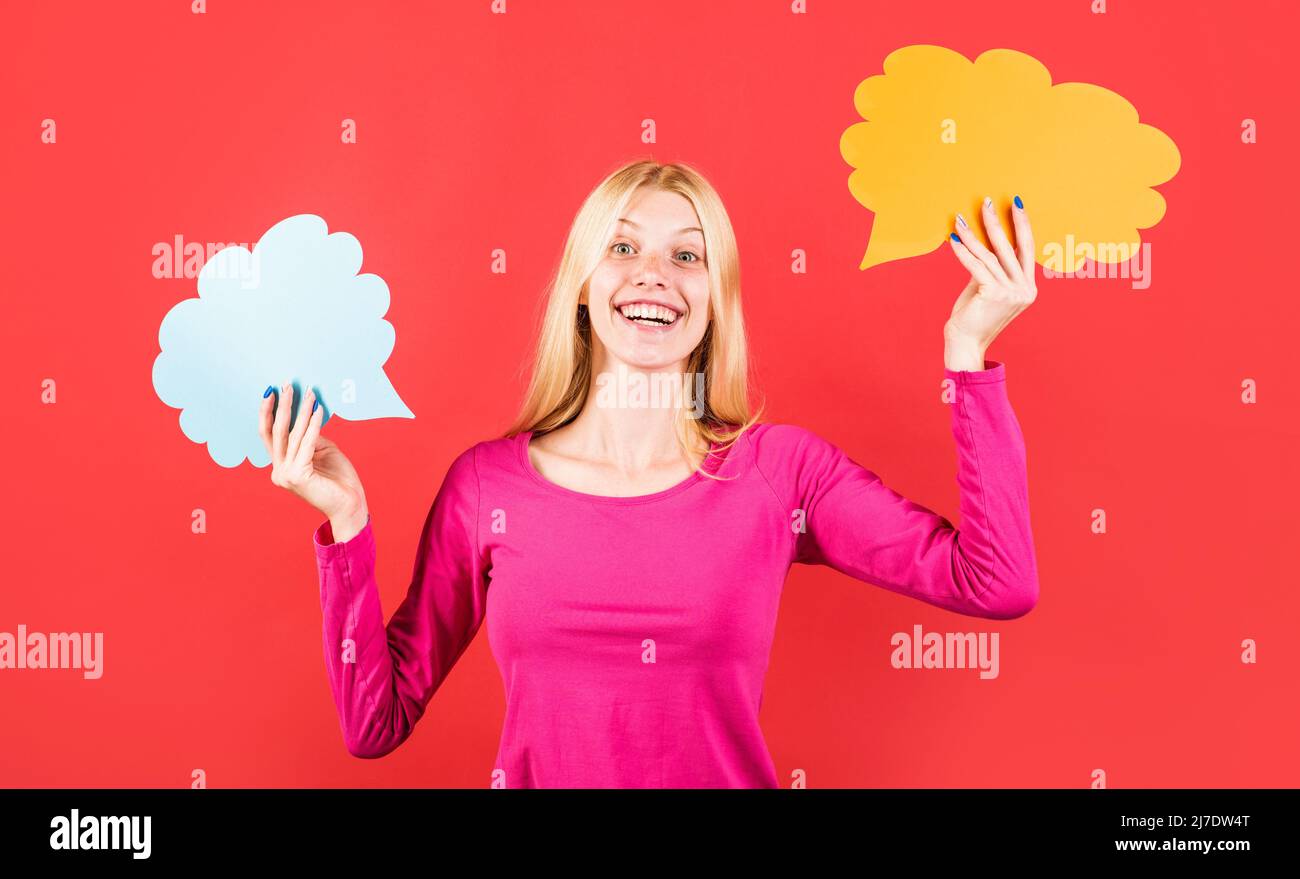 Glückliches Mädchen mit leerem Sprechblasenbanner. Frau mit zwei Dialogzeichen. Werbekarte. Ja oder Nein Stockfoto