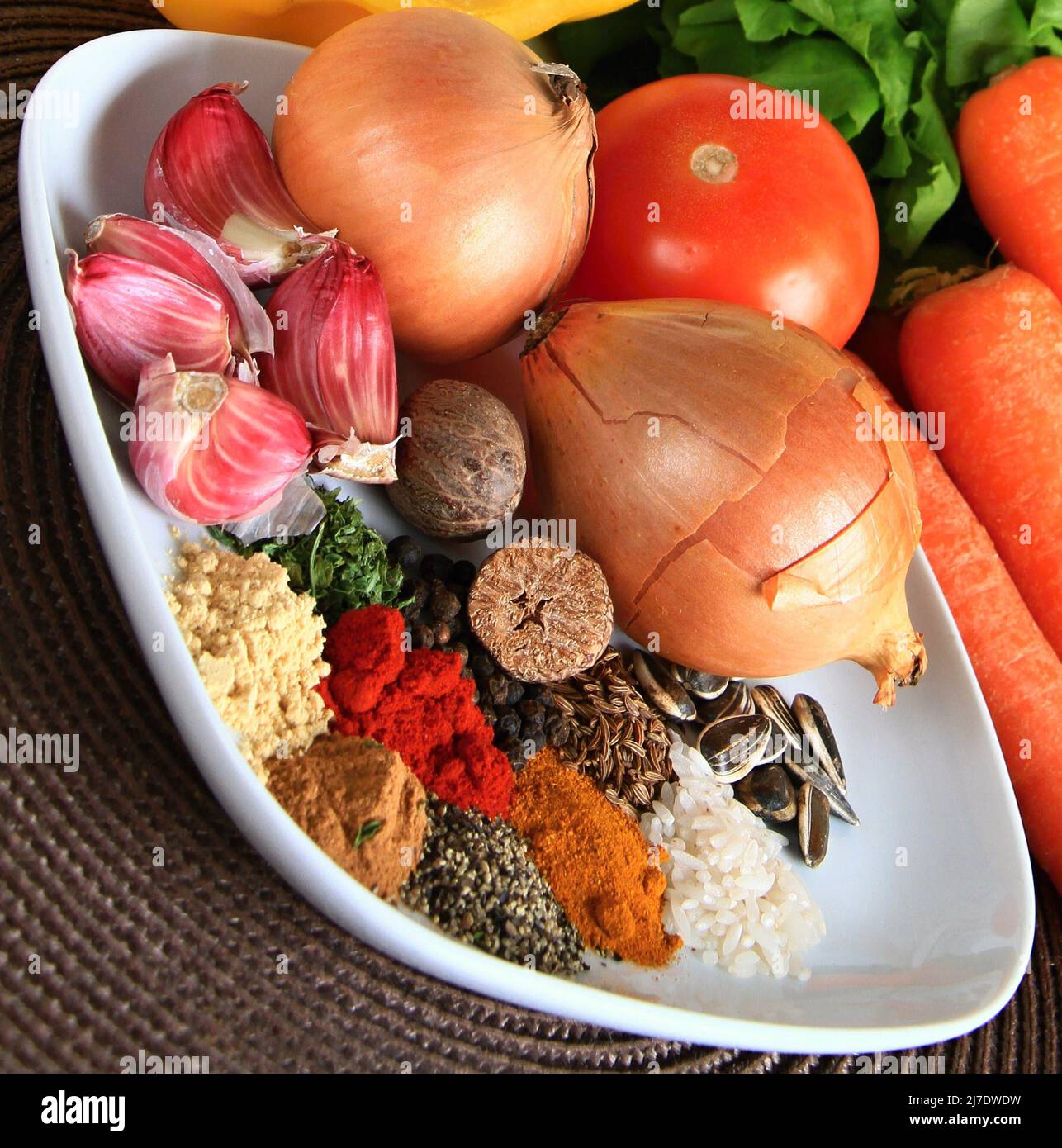Würzige Zutaten wie Zwiebeln und Paprika sowie Foto von Knoblauchbrühe Stockfoto