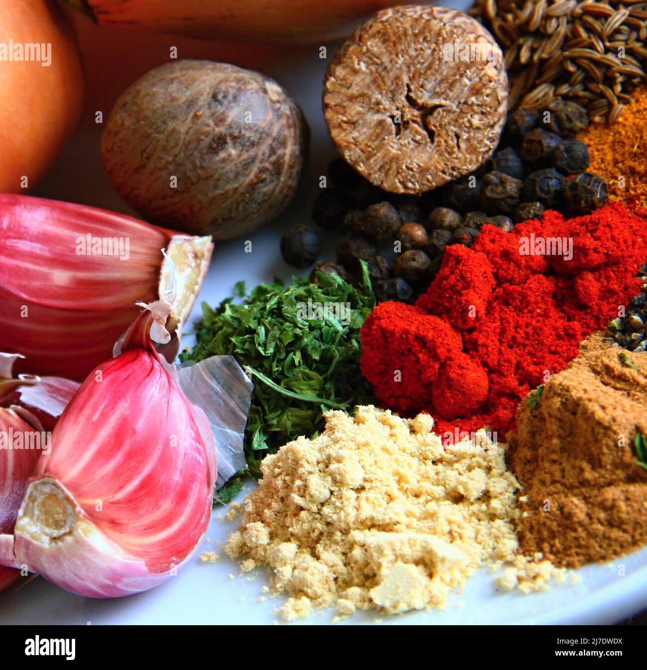 Würzige Zutaten wie Zwiebeln und Paprika sowie Foto von Knoblauchbrühe Stockfoto