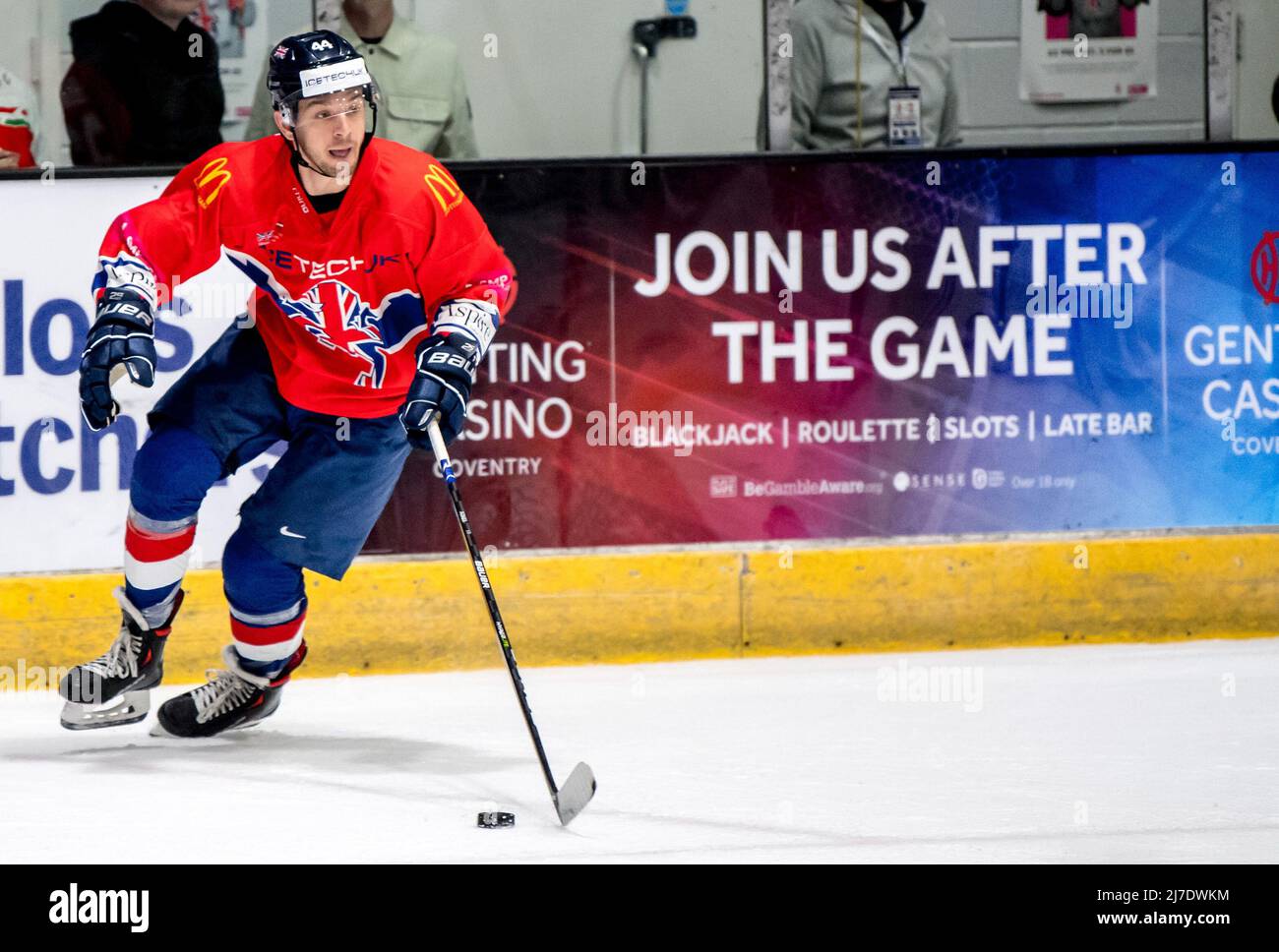Coventry, Großbritannien, 7. Mai 2022. Großbritannien mit dem Puck während des Internationalen Spiels zwischen GB und Dänemark im Skydome, Coventry, Großbritannien, am 7. Mai 2022. Foto von Phil Hutchinson. Nur zur redaktionellen Verwendung, Lizenz für kommerzielle Nutzung erforderlich. Keine Verwendung bei Wetten, Spielen oder Veröffentlichungen einzelner Clubs/Vereine/Spieler. Stockfoto
