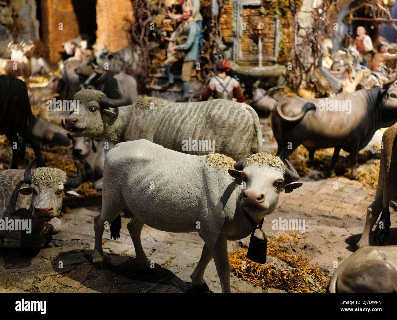 Die Krippe des Königspalastes von Caserta ist eine kostbare neapolitanische Krippe aus dem Jahr 700, ihre Statuetten sind mit kostbarem Stoff und seltenen Steinen bedeckt. Stockfoto