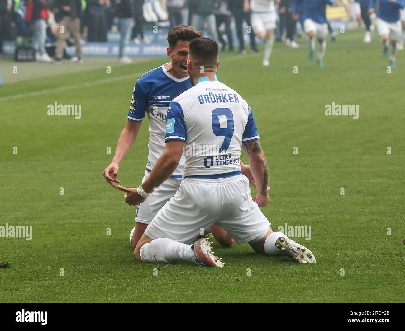 Torfest Tobias Müller mit Torschütze Kai Brünker 1.FCM 3. Liga Fußball Saison 2021-2022 Punkte Spiel 1. FC Magdeburg - FSV Zwickau Stockfoto