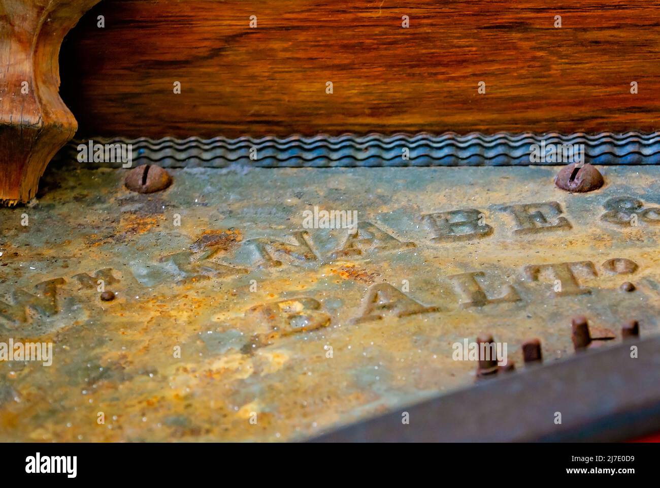 Das Namensschild eines antiken Knabe-Quadratflügel ist in der Jefferson Davis Presidential Library am 24. April 2022 in Biloxi, Mississippi, abgebildet. Stockfoto