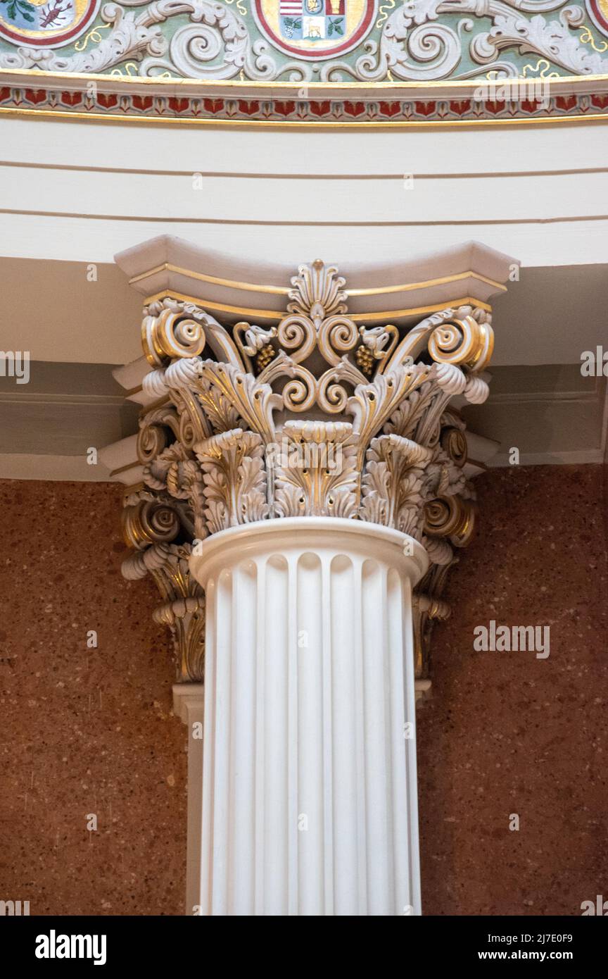 Zusammengesetzte Säule, teilweise basierend auf dem ionischen und korinthischen Orden, im Ungarischen Nationalmuseum, Budapest, Ungarn. Stockfoto