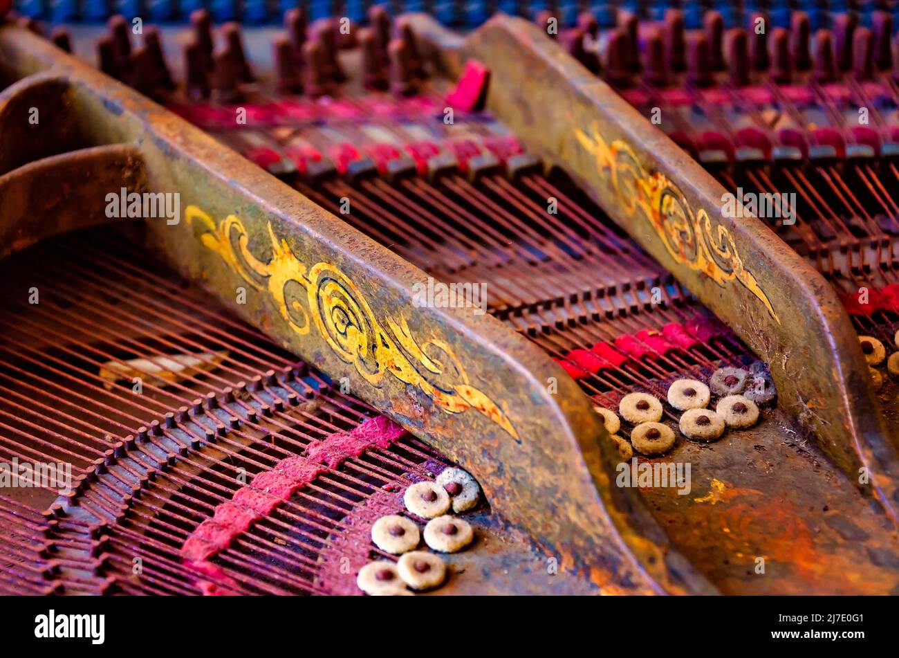 Details des Innenraums eines antiken Knabe-Quadratklaviers sind in der Jefferson Davis Presidential Library in Biloxi, Mississippi, zu sehen. Stockfoto