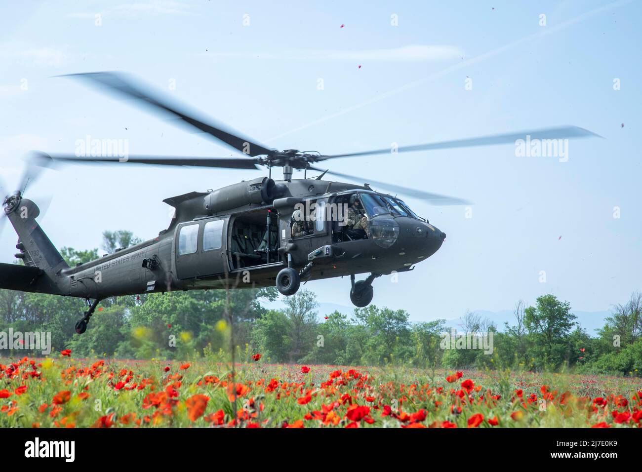 Soldaten, die dem Kampfteam der britischen Luftangriffsbrigade 16. zugewiesen wurden, starten in einem Hubschrauber der Luftkavalleriebrigade UH-60 Blackhawk 1. in Vorbereitung auf eine Flugangriffsmission während der Swift Response, Krivolak Military Training Center, North Macedonia, 8. Mai 2022. Swift Response übt die Fähigkeit der US-Armee Europa und Afrika aus, neben den multinationalen europäischen Luftstreitkräften schnell und ohne Warnung auf der ganzen Welt zu stationieren. Ziel ist es, glaubwürdige Streitkräfte in Europa und Afrika zu präsentieren und die Bereitschaft durch den Aufbau von Interoperabilität mit Alliierten und PAR in der Luft zu erhöhen Stockfoto