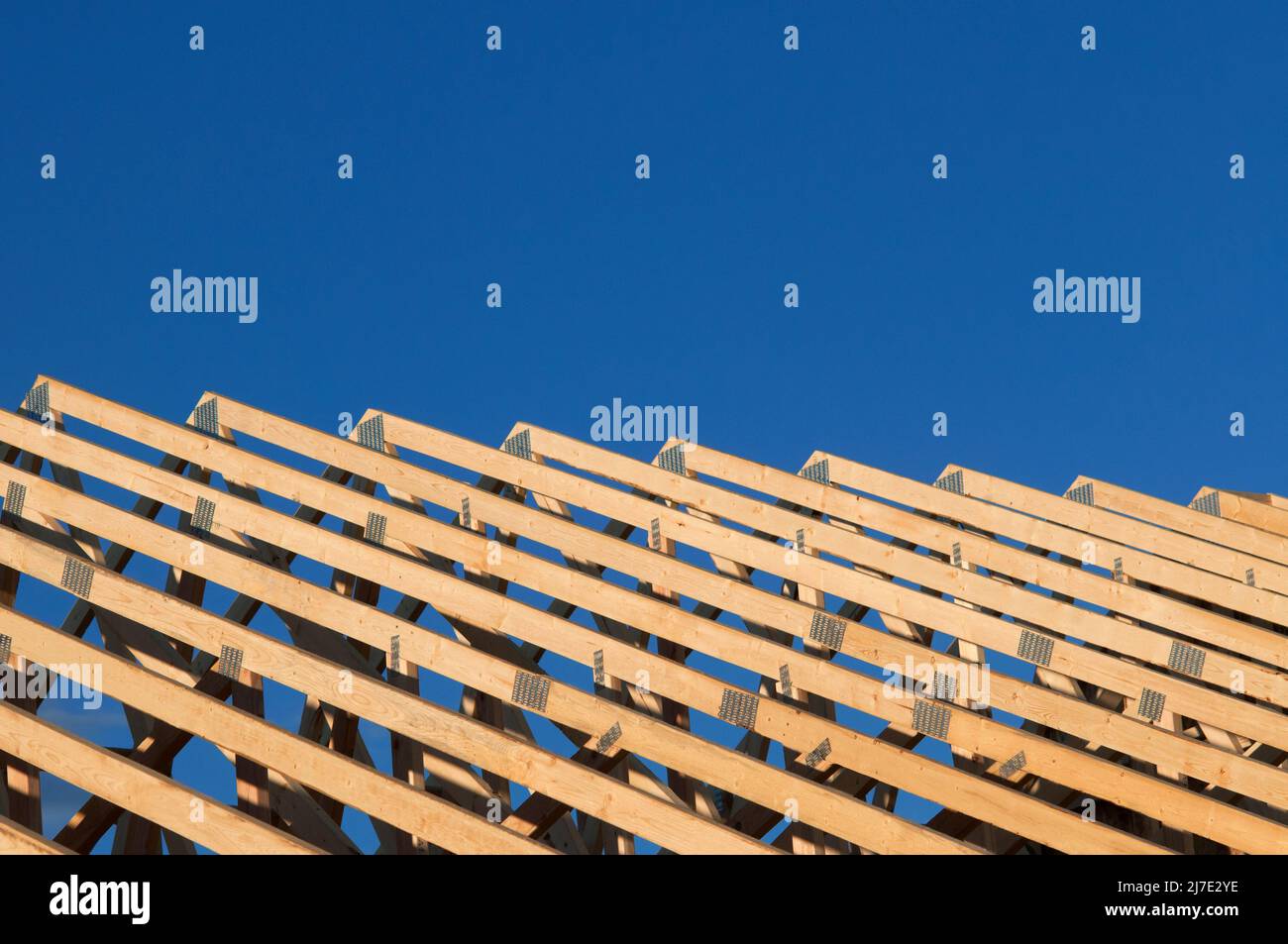 Die Dachsparren eines im Bau befindlichen Hauses. Stockfoto