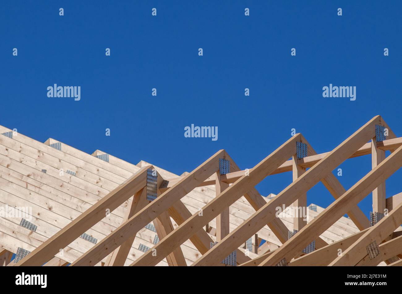 Dachbinder und Dachsparren im neuen Wohnungsbau Stockfoto