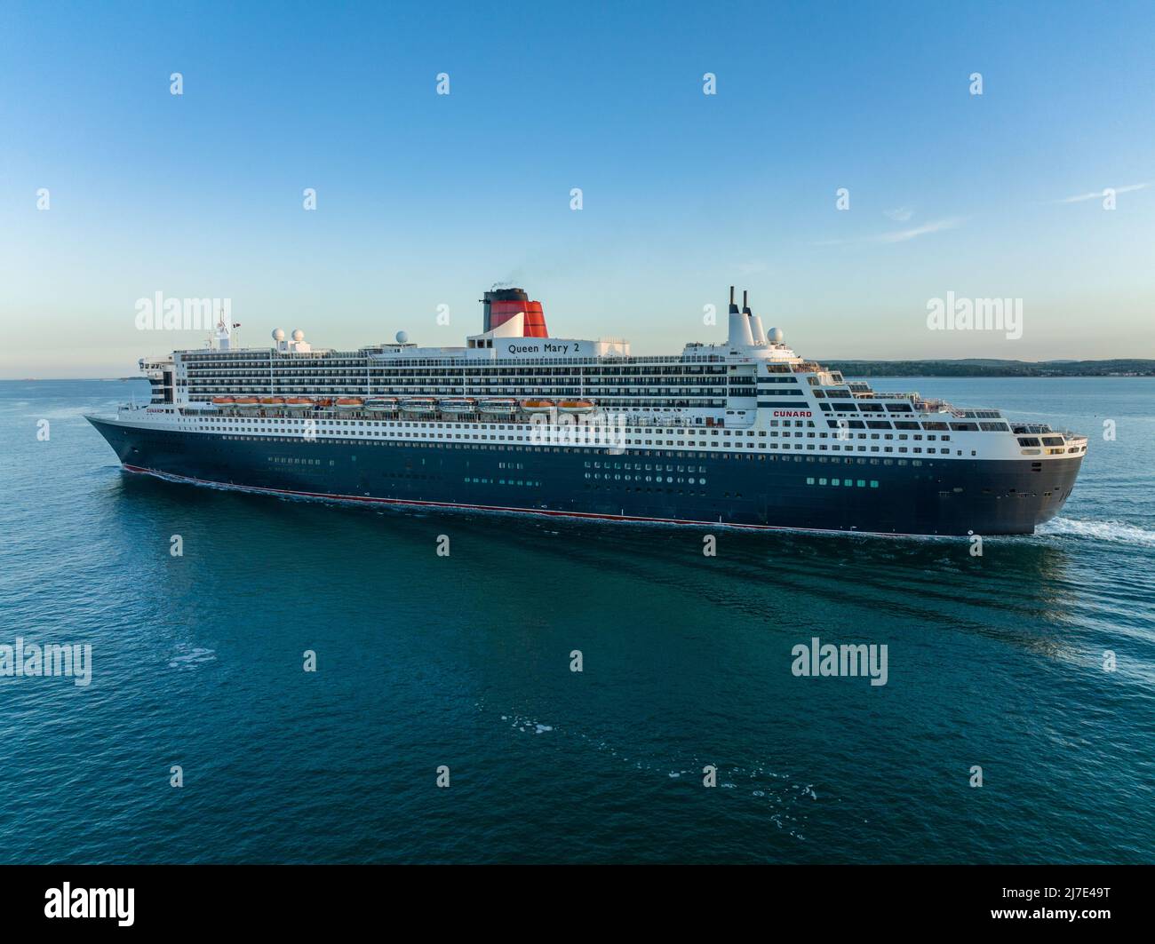 Cunard's RMS Queen Mary 2, Abfahrt von Southampton, Ziel New York. Luftaufnahmen, während der transatlantische Ozeandampfer die Solent-Gewässer überquert. Stockfoto