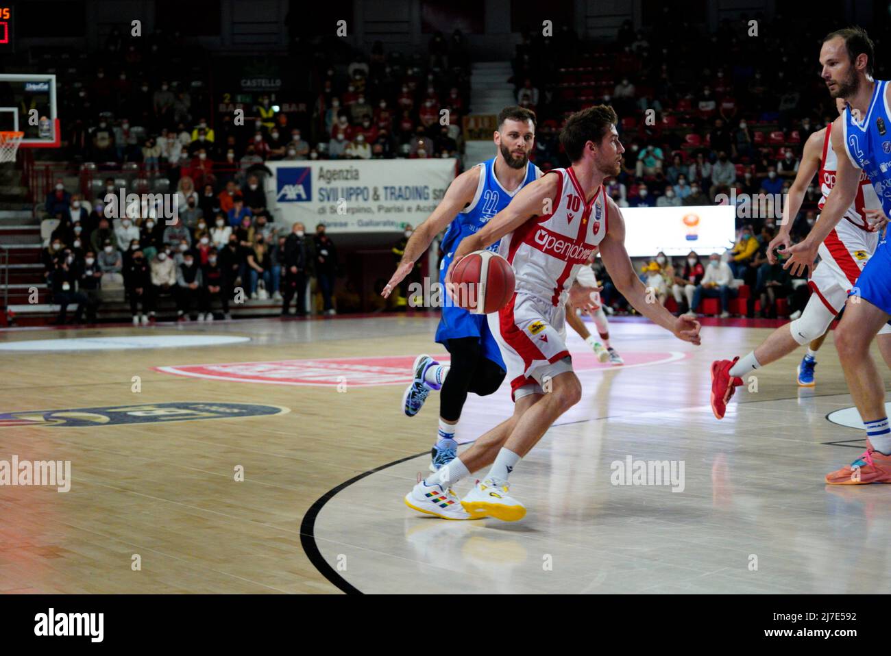 Enerxenia Arena, Varese, Italien, 08. Mai 2022, De nicolao schießen während Openjobmetis Varese vs Banco di Sardegna Sassari - Italienische Basketball A Serie Championship Stockfoto