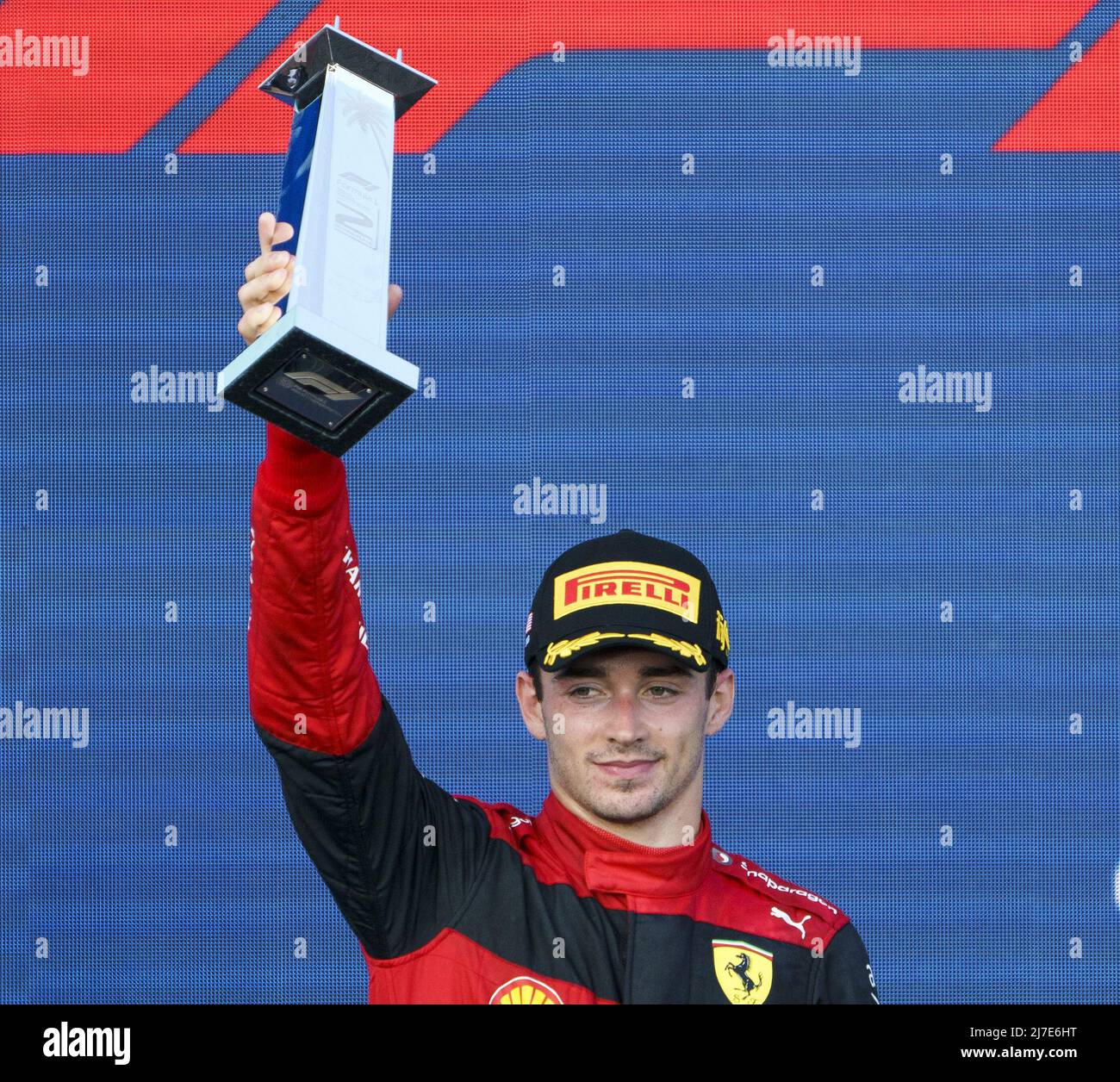 Miami Gardens, Florida, 8. Mai 2022. Monacos Formel-1-Fahrer Charles Leclerc von der Scuderia Ferrari hält den zweiten Platz bei der Siegerehrung der Formel 1 Grand Prix​ von Miami auf dem Miami International Autodrome in Miami Gardens, Florida, am Sonntag, den 8. Mai 2022. Foto von Greg Nash/UPI Stockfoto