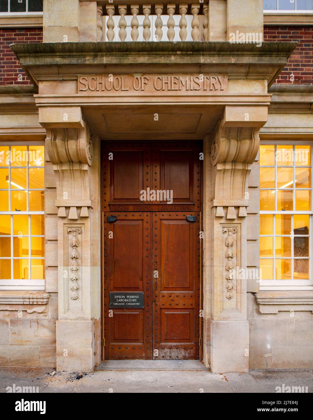 Haupteingang des Dyson Perrins Laboratory in Oxford; das ehemalige Forschungszentrum für Organische Chemie, heute das Zentrum für Umwelt Stockfoto