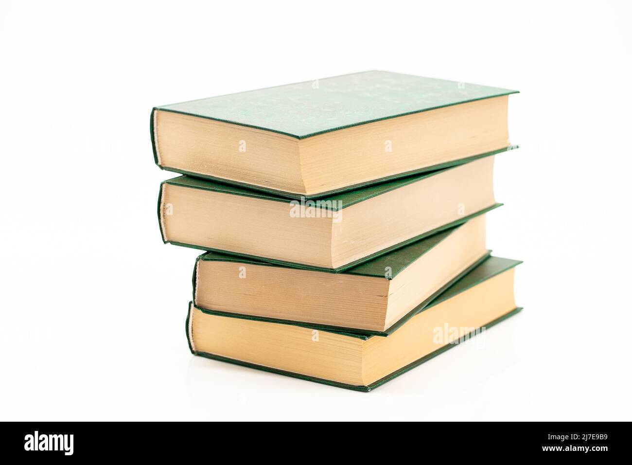 Lesen und Bildung. Bücher stapeln mit grünen Einbänden auf weißem Hintergrund.Lesen von Büchern. Wissenskonzept. Stockfoto