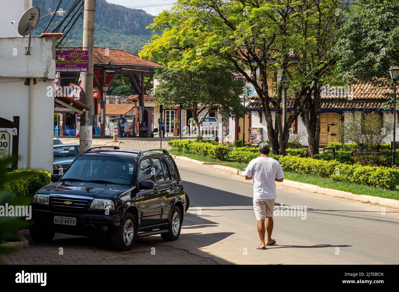 Blick auf die Straße Antonio Teixeira Carvalho in der Nähe eines öffentlichen Platzes in der Nähe des historischen Zentrums von Tiradentes an einem sonnigen Tag. Stockfoto