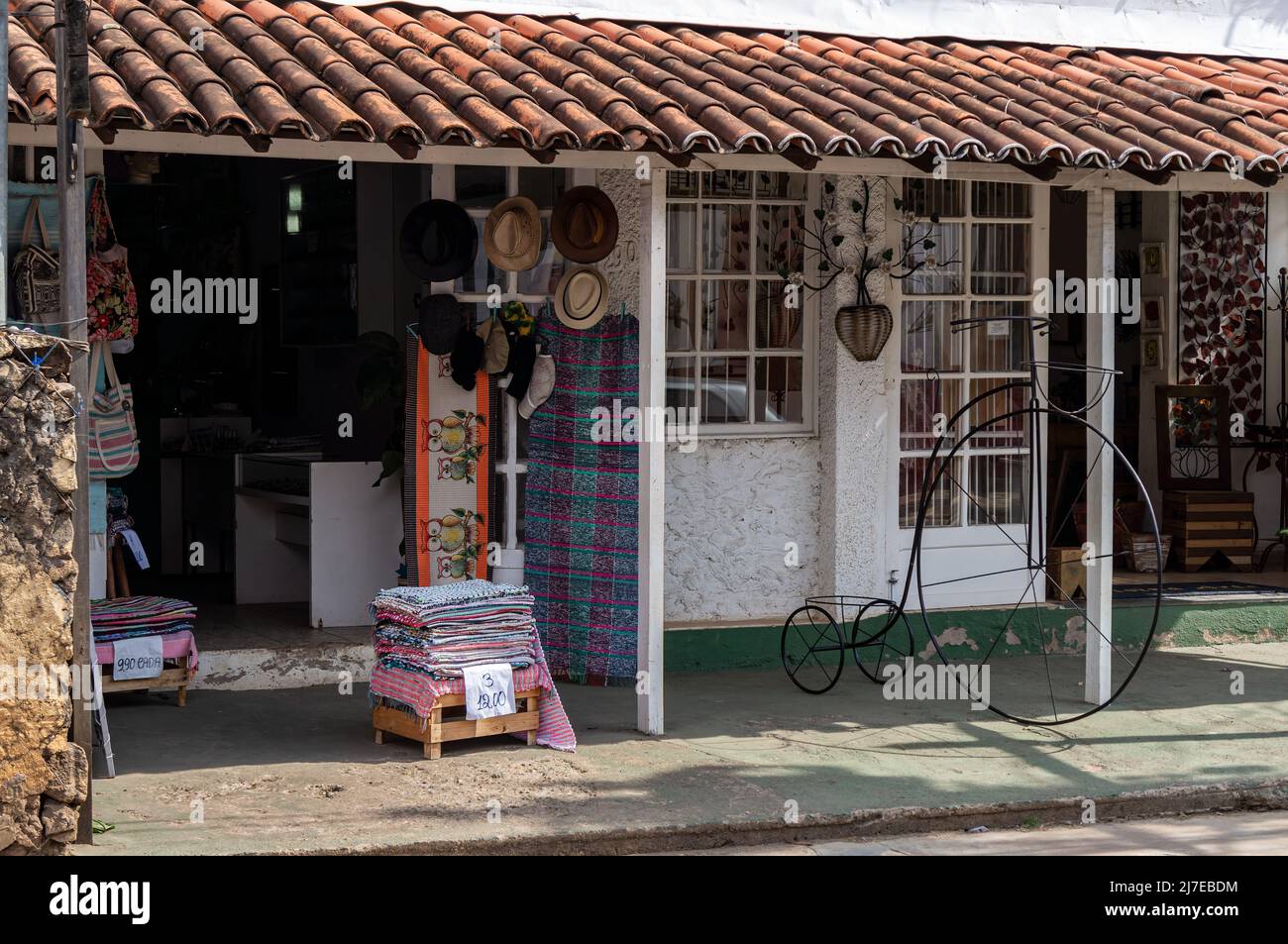 Ein kleiner Souvenirladen in der Nähe des historischen Zentrums von Tiradentes mit vielen handgefertigten Artikeln in der Straße Inconfidentes. Stockfoto