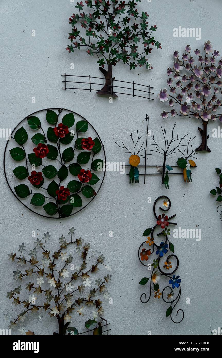 Handgemachte Handarbeiten hängen an der Wand des Rosa de Saron-Ladens. Lokales Unternehmen, spezialisiert auf Metallwaren, befindet sich in der Inconfidentes Street. Stockfoto