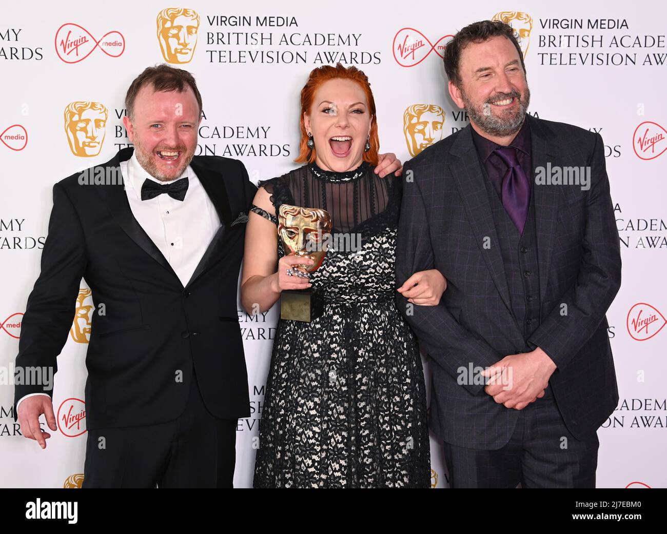London, Großbritannien, 08/05/2022, 8.. Mai 2022, London, Großbritannien. Sophie Willan, Gewinnerin des Female Performance in A Comedy Program Award für Almas Not Normal mit Chris McCausland und Lee Mack bei den Virgin Media British Academy Television Awards 2022, Royal Festival Hall, London. Quelle: Doug Peters/EMPICS/Alamy Live News Stockfoto