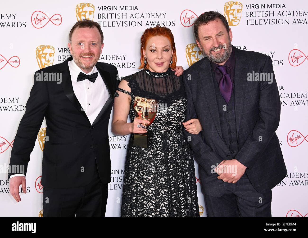 London, Großbritannien, 08/05/2022, 8.. Mai 2022, London, Großbritannien. Sophie Willan, Gewinnerin des Female Performance in A Comedy Program Award für Almas Not Normal mit Chris McCausland und Lee Mack bei den Virgin Media British Academy Television Awards 2022, Royal Festival Hall, London. Quelle: Doug Peters/EMPICS/Alamy Live News Stockfoto