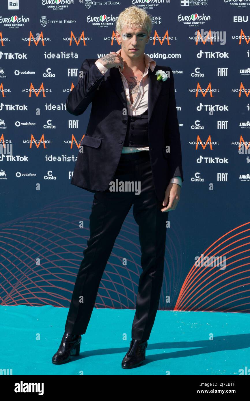 Turin, Italien. 08. Mai 2022. Die italienische Sängerin Achille Lauro auf dem Turquoise Teppich des Eurovision Song Contest Stockfoto