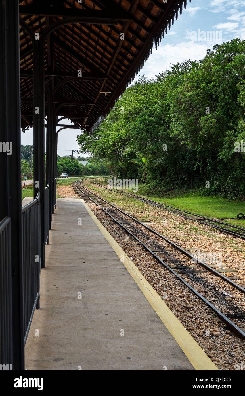 Der leere koloniale Bahnhofsplatz Tiradentes mit Bahngleisen direkt vor ihm. Der Bahnhof befindet sich in der Nähe des Platzes Praca da Estacao. Stockfoto