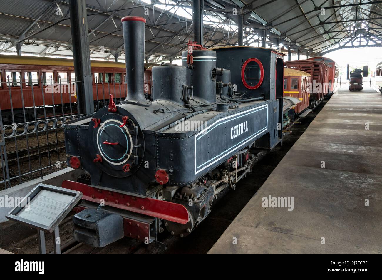Eine deutsche Dampflokomotive aus dem Jahr 1927, Orenstein und Kopel, pflegte Schotterwagen zwischen dem Steinbruch und dem Bahnhof Rodeador an der Diamantina-Bahn. Stockfoto