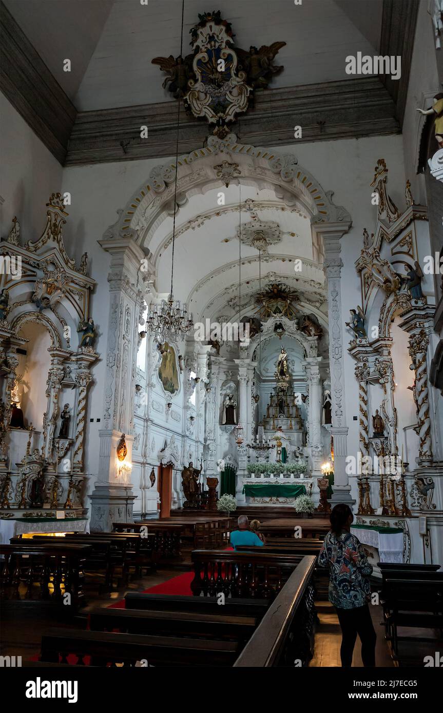 Innenansicht der Pfarrei Nossa Senhora do Carmo mit vielen religiösen Bildern rund um den Altar. Kirche im historischen Zentrum. Stockfoto