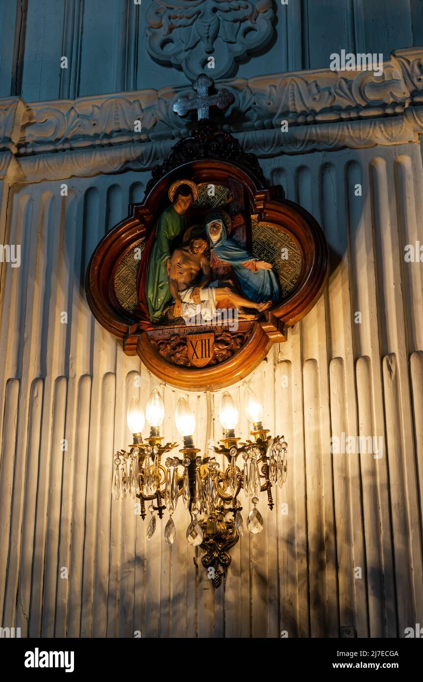 Ein religiöses Bild, das an der Wand hängt, dass Jesus vom Kreuz abgenommen und seiner Mutter in der Pfarrei Nossa Senhora do Carmo gegeben wurde. Stockfoto