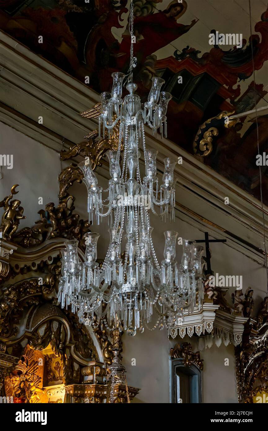 Der große Kristallkronleuchter, der in der Mitte der Kathedrale Nossa Senhora do Pilar hängt. Die Kirche befindet sich in der Getulio Vargas Straße. Stockfoto