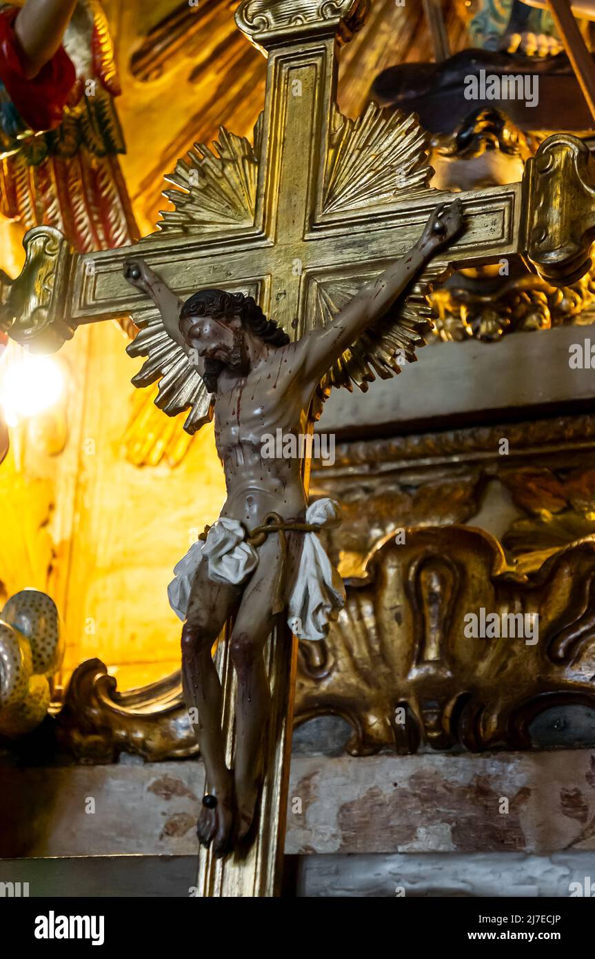 Nahaufnahme eines religiösen Bildes der Kreuzigung Jesu in der Nähe des Hauptaltars der Kathedrale Nossa Senhora do Pilar. Stockfoto