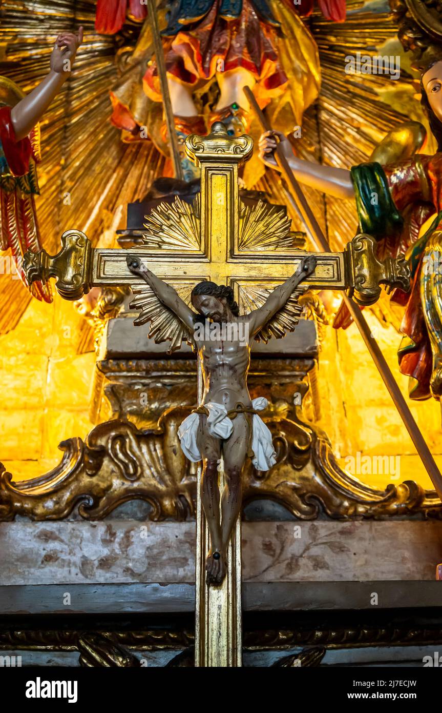 Nahaufnahme des religiösen Bildes der Kreuzigung Jesu in der Nähe des Hauptaltars der Kathedrale Nossa Senhora do Pilar. Das Hotel liegt an der Getulio Vargas Straße. Stockfoto