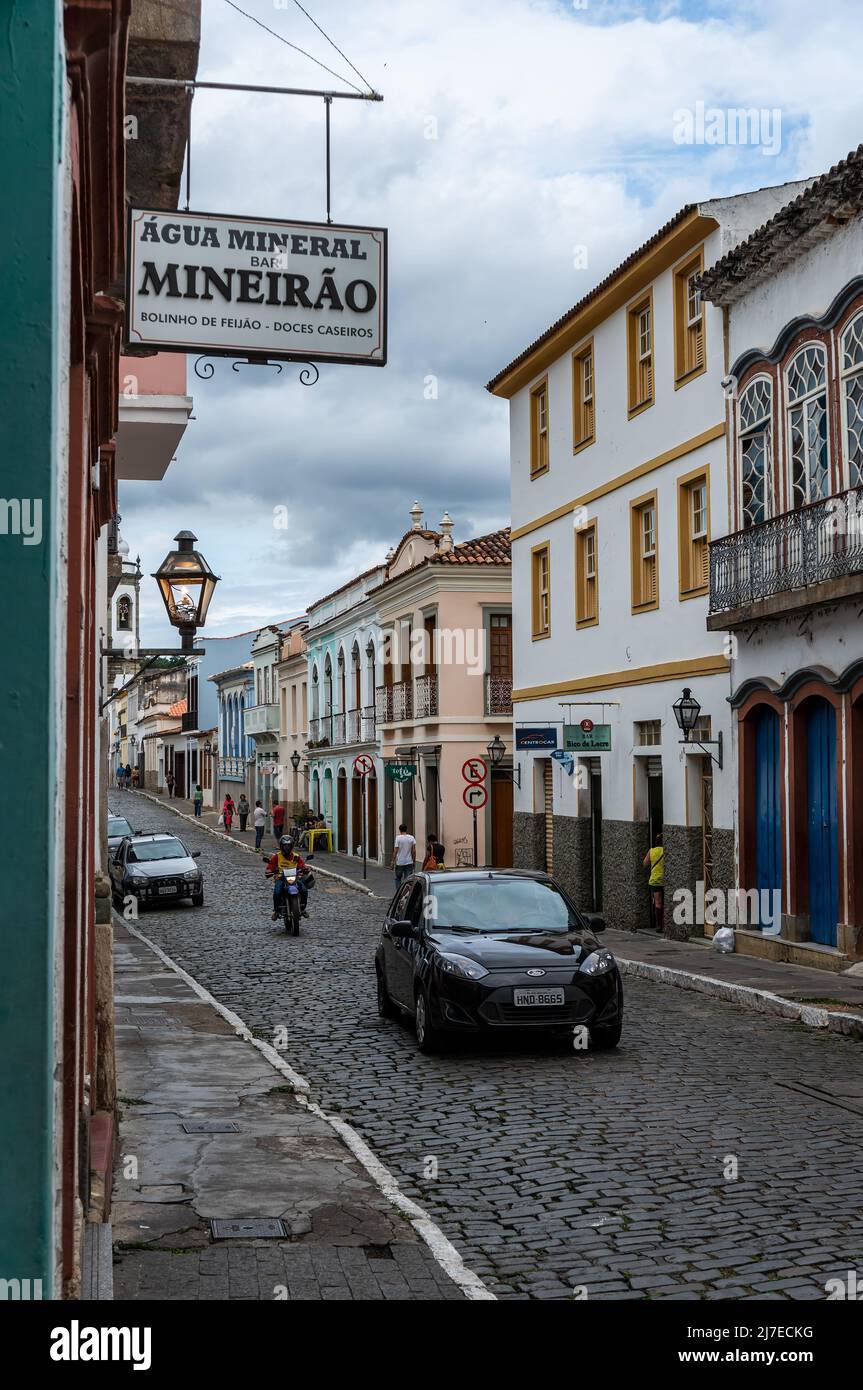 Nordöstlicher Blick auf die kopfsteingepflasterte Getulio Vargas Straße voller kolonialer Gebäude auf beiden Seiten im historischen Zentrum von Sao Joao del Rei. Stockfoto