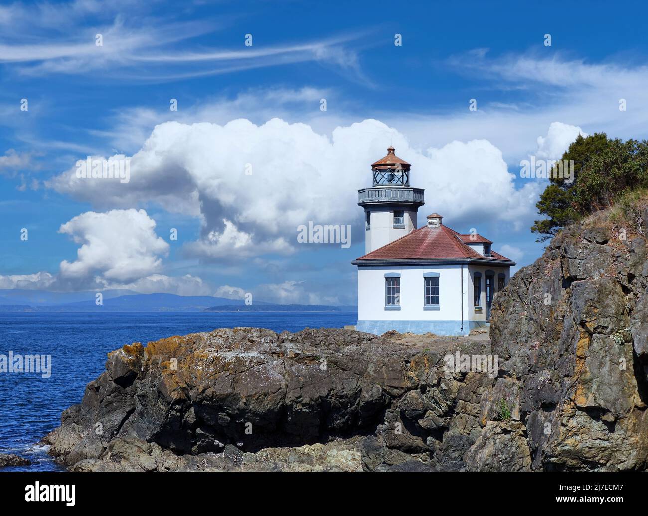 Leuchtturm am Puget Sound des Staates Washington an einem schönen Tag mit blauem Himmel und Wolken Stockfoto