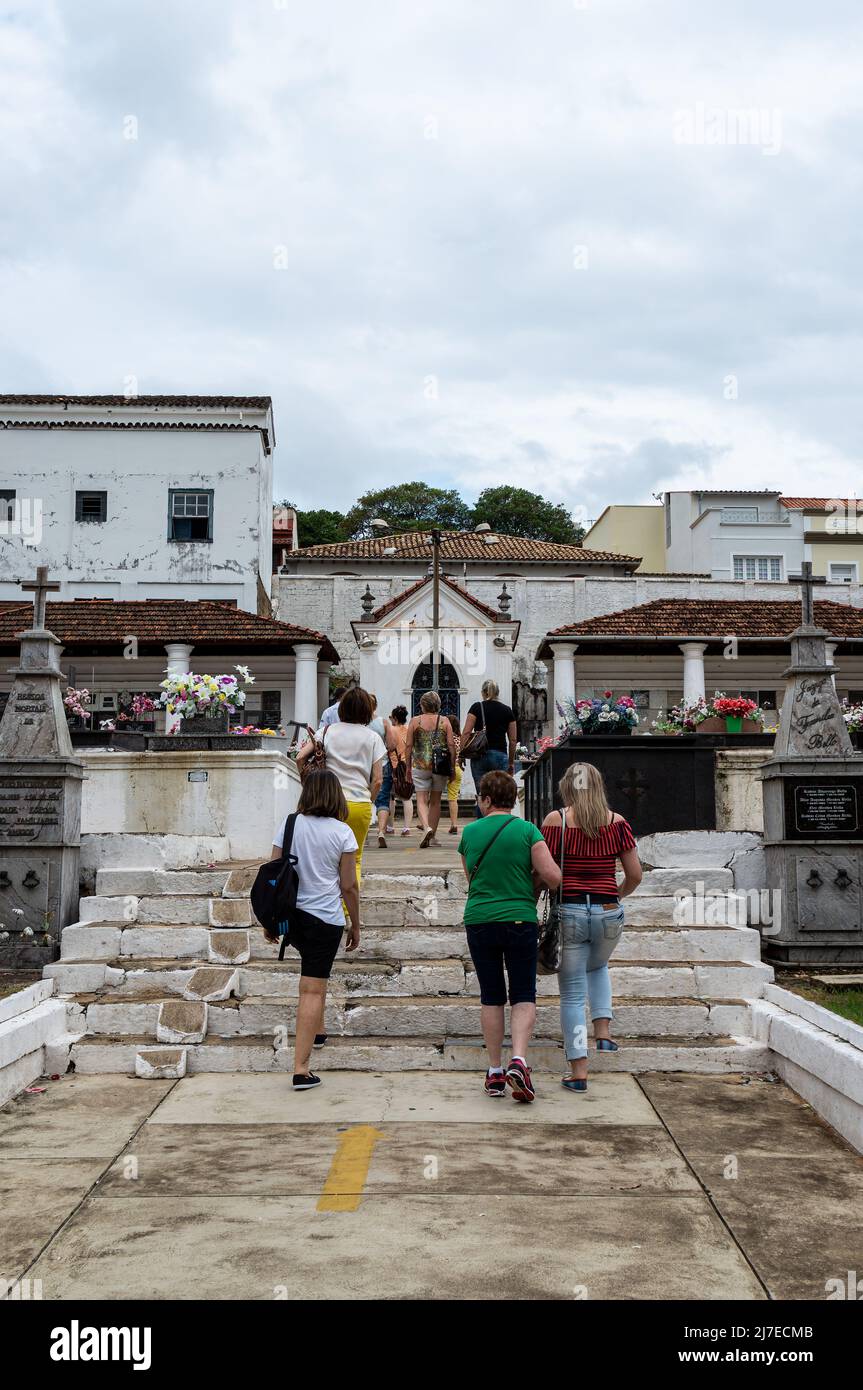 Touristen, die auf dem Friedhof der Kirche von Sao Francisco de Assis ankommen, wo Tancredo de Almeida Neves, ein verstorbener gewählter brasilianischer Präsident, begraben ist. Stockfoto