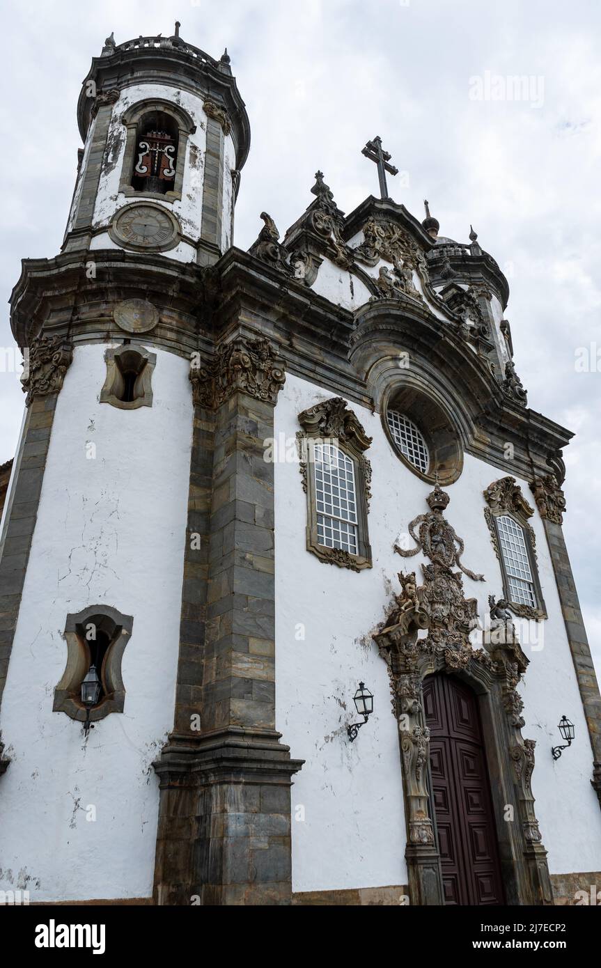 Fassade der großen Sao Francisco de Assis Kirche, einem religiösen Gebäude aus dem Jahr 1809, das mit barocken Ornamenten dekoriert ist und sich am frei Orlando Platz befindet. Stockfoto